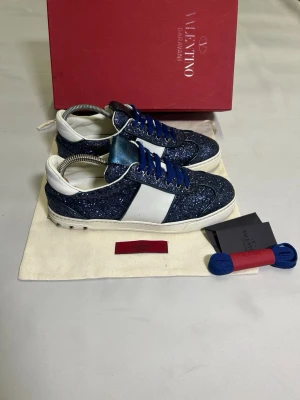 Valentino Flycrew Skor - Säljer ett Par Valentino Flycrews i Fint skick Skick: 9,2/10🧮  Inkluderat: Allt ingår!♦️  Pris: 2799kr ej hugget i sten🎗️  Storlek: 38/39 I skon står det 39.♣️  Snabbaffär = priset sänks-SERIÖSA BUD 