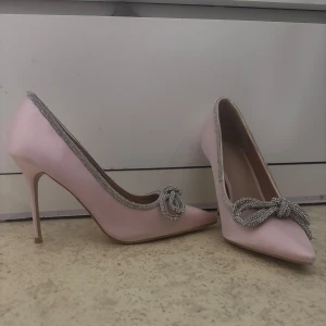 Klackskor - klackskor i nyskick. På bilden ser glitter delen på skorna mer grå ut, i verkligheten är den ljusare! De är aldrig använda, endast testade. Märket DeeZee, köpta för ca 500kr, säljer för 150. Storlek 40, jag har dock vanligtvis 39 i skor och de passar mig. Klacken är ca 10 cm. Endast köp via plick, ej Swish. Hör av er vid frågor, pris går självklart att diskutera💗