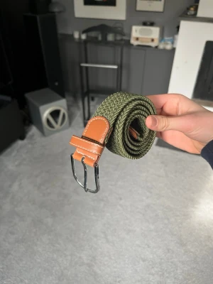 Grönt flätat bälte  - Hej, säljer nu detta feta flätade bälte🙌Är som nytt, inga defekter!! Hör av dig om du har frågor, vill ha fler bilder eller mått😊Pris är självklart diskuterbart😄