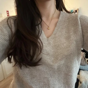 Beige stickad tröja från ONLY - Mysig beige stickad tröja. Andvänd några gånger. 💕