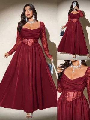 Vinröd klänning - Elegant vinröd långklänning med figurnära överdel, transparent spets i midjan och på ärmarna. Klänningen har långa ärmar, markerad midja och ett svepande kjolparti. Perfekt för dig som vill sticka ut med romantiska detaljer och en feminin siluett. Säljes pga för stor på mig💕ordinarie pris 329kr aldrig använd.