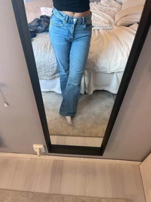 Classic boot jeans från Gina tricot  - Säljer ett par klassiska blå jeans från ginatricot i storlek 36. Jeans, Perfekta till en avslappnad och trendig look.
