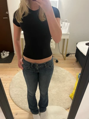 lågmidjade jeans GUESS - super lågmidjade jeans från GUESS. Passar storlek XXS/XS, W24! Lite slitningar nertill vilket enligt mig endast gör de snyggare. Skicka för fler bilder🥰🙏