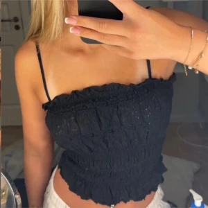 svart topp - supersöt svart topp från bikbok i storlek xs!