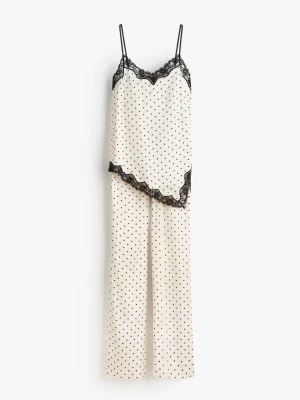 SATINPYJAMAS🖤 - Säljer denna fina snygga söta pyjamas i satin med polka dots!!💭💭🦓🖤😍😍Den är så vacker men kommer inte till användning- max 2 gånger använd så den är som ny. Helt slutsåld på hemsidan upp till L! (köp helst hela setet men går att välja att köpa vardera)