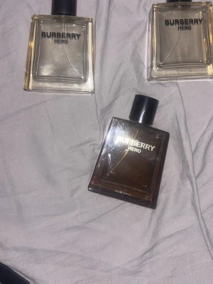 TOMMA burberry hero flaskor! - Tomma parfym flaskor, 100ml                                                              75 kronor styck