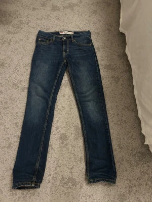 Levi's 512 Slim Taper jeans blå - Snygga blå Levi's 512 Slim Taper jeans med smal passform, i perfekt skick! perfekta för en trendig och avslappnad look.