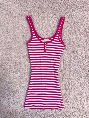 abercrombie & fitch randigt linne - mjukt stretchigt ribbat linne med knappar som kan knäppas upp passar s/m och xs beroende på önskad passform skickar inte med bring 