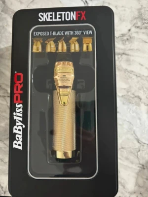 BaBylissPRO SkeletonFX trimmer guld - Säljer en helt oanvänd professionell precisionstrimmer i guld. Vill sälja så snabb som möjligt så kan sänka vid snabb affär! Endast öppnad för att ta bilder.Den har extrem precision och kraftfulla motor. Den kan även justeras för att få till zero gap. • Modell: BaBylissPRO Artists SkeletonFX (Guld). • Skick: Helt ny/oanvänd i originalförpackning. • Egenskaper: 360° synligt T-blad för perfekt sikt, stark digital motor och lång batteritid (litiumbatteri). Fungerar med eller utan sladd. 