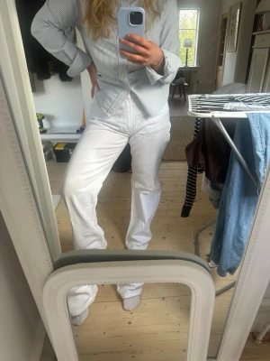 Vita jeans från Bik Bok - Vita jeans från Bik Bok, köpts på Vinted men aldrig använda själv. Skulle säga att dom är en 38 i storlek 🫰🏼För referens är jag 162 och dom är för lång på mig.