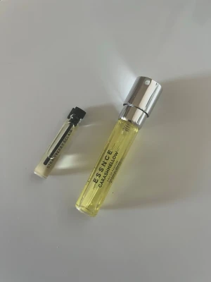 Parfymprover Marshmallow & Strawberry Eclair - Två parfymprover från Essence: en med doft av carashmellow i 8ml och en 2ml med doft av strawberry eclair