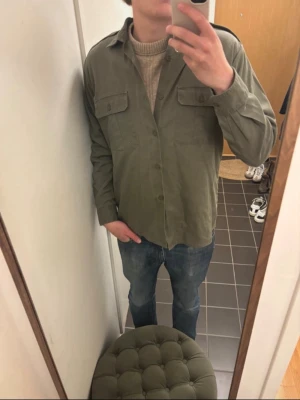 Olivgrön overshirt Khaki - En overshirt från Khaki snygg till sommaren. Modellen är 187 väger 75kg, Hör av er vid frågor ✨✨