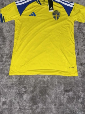 Svensk landslagströja från Adidas - Helt ny aldrig använd perfekt för sommaren har storlek M/L/XL