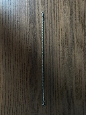 Stainless steel kedjearmband 19 cm - Snyggt och minimalistiskt armband i silverfärg med tvinnad kedja. Passar perfekt för dig som gillar stilrena accessoarer. Armbandet har ett enkelt lås och är lätt att bära till olika outfits.