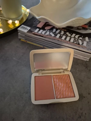 Cover FX duo rouge i persikoton - Snyggt duo rouge från Cover FX i en stilren, ljusbeige dosa med spegel. Ena sidan är matt persikotonad rouge och den andra har en skimrig finish med vågig textur. Perfekt för att skapa både naturlig och glowig look. Lyxig föroackning, matt och glow! Teatad/swatchad . Färg pink dhalia. 