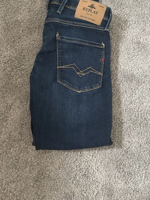 REPLAY Jeans - Säljer dessa snygga Replay jeans köpta från Carlings. Storlek 30-30 och färgen mörkblå. Skriv om ni har några frågor.