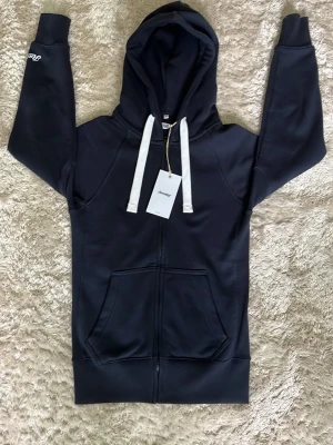 Russemerch- Unisex zip hoodie - En helt ny navy zip up hoodie från russemerch i unisex (både tjejer och killar) i storlek xs!               Skriv för mer information!