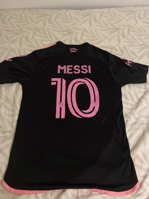  Messi Inter Miami tröja - Säljer en svart Inter Miami matchtröja från  med Messi 10 på ryggen. Storlek S.