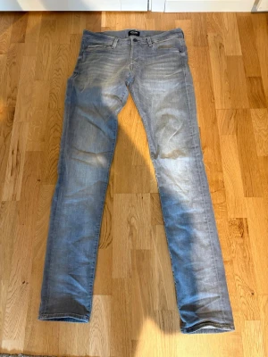 Jack and Jones jeans  - Tja, säljer nu dessa riktigt snygga gråa jack and Jones jeans i toppskick! Använda ett fåtal gånger och modellen (slim/glenn) 30/34