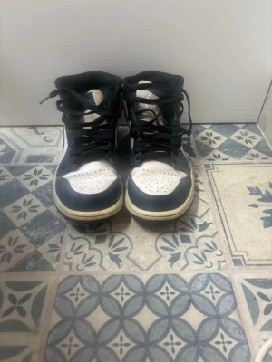 Svarta och vita Air Jordan 1 High - Säljer ett par klassiska Air Jordan 1 High sneakers i svart och vitt läder. 