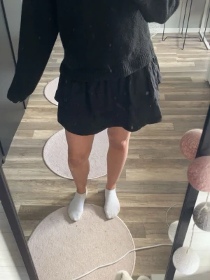 Svart volangkjol  - Snygg svart kortkjol med volangdetalj.