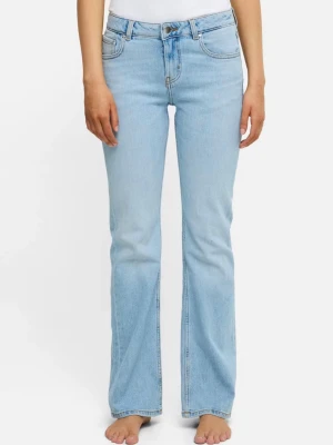 Jeans  - Blåa jeans från bikbok i mid waist super fint skick! Storlek  W29 L32