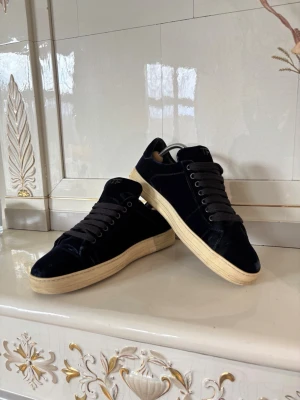 Tom Ford Skor - Säljer nu mina Tom Ford skor som har mörkblå mocha över hela skon med snygga detaljer (syns på bilder). Väldigt bekväma skor som är i nästan nyskick. Ytterst lite defekter på skorna vilket syns på bilderna. Inget orginal följer med! Självklart är skorna äkta men pågrund av defekterna så sänks självklart, så nu säljs skorna för ändast 1499kr