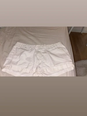 Moncler shorts  - Säljer dessa jätte fina vita moncler short, väldigt sköna att ha på sommaren. Pris kan diskuteras vid snabbt köp!!