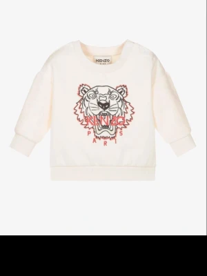 Vit Kenzo sweatshirt med tigertryck - Jätte fin tröja från kenzo paris❣️ Buda gärna! Super skick❤️ Den är väldigt unik eftersom insidan är i ett speciellt material och ärmarna🥰 kostar ca 900kr-2 tusen i original pris❤️ Denna tröjan är äkta🫶🏼Ny skick!!!storlek:12år