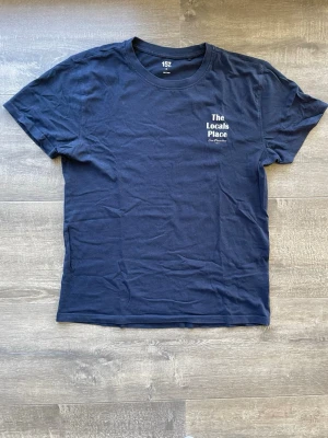 Mörkblå t-shirt från 157 - Mörkblå t-shirt från 157 med tryck. Använd fåtalet gånger. Inga fel eller tydliga tecken på användningTröjan är 100% bomull. Skriv vid frågor!