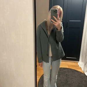 Vårjacka - Superfin kappa som passar perfekt under våren💚 Lite nopprig men annars i fint skick.