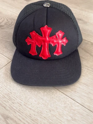 Chrome Hearts truckerkeps svart/röd - Chrome hearts keps