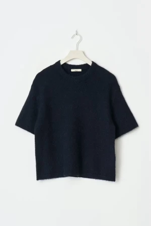 Mörkblå stickad topp från Gina Tricot  - Mysig mörkblå stickad topp från Gina tricot med korta ärmar och rund halsringning. Enkel och stilren design som funkar till många looks. Skriv för fler bilder🫶🏼🫶🏼nypris 299