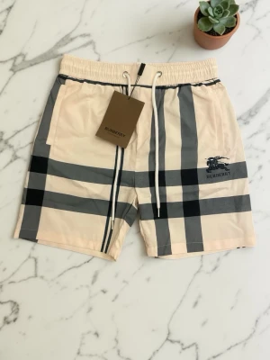 Burberry shorts - Säljer dessa riktigt fina oanvända badshorts i storlek M! Hör av er ifall ni har några frågor eller vill ha fler bilder! ⭐️