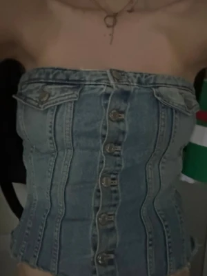 Zara jeans topp - Zara topp använd 2 gånger, ingen skada mm. Säljer då den börjar bli för liten och inte kommer til lika stor användning längre! Storlek S, köpt för 399kr 
