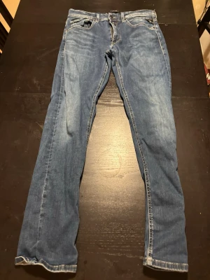 Mörkblåa replay jeans  - Mörkblåa replay jeans i fint skick, W32 L32. Billigare vid snabb affär