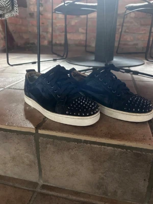Mörkblå sneakers med nitar - Storlek 41 - använt skick - kan göra rent innan jag skickar iväg skorna.