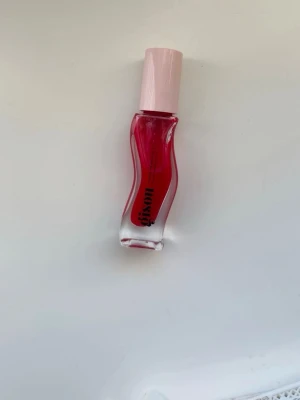 Gisou rosa läppolja - Säljer en läppolja från gisou i färgen strawberry sorbet Perfekt för att ge läpparna glans och fukt med en lyxig känsla. Köpt från sephora för 300kr men säljer för 250kr!