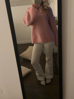 Vita Cheap monday jeans  - Snygga vita jeans med bootcut passform och låg midja. Klassisk femficksmodell med gylf och knapp i mässing. Perfekta för en fräsch och trendig look. Materialet känns mjukt och stretchigt för extra komfort. Dessa är från cheapmonday med w28, de är väldigt snåla i storleken så dessa passar w24-w26 och tyvärr är de bara för korta på mig annars sitter de perfekt i midjan!!❤️