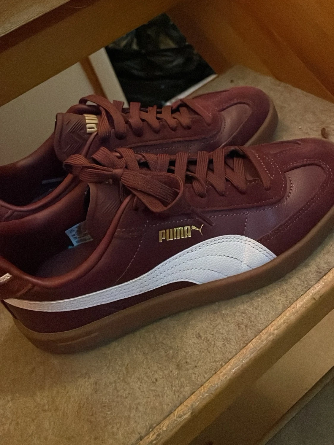 Vinröda Puma skor
