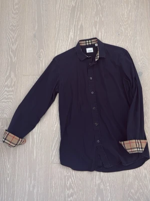 Mörkblå skjorta från Burberry - Burberry skjorta size S, äkta har knappast använt den. Det går att förhandla vid pris! Det finns inga dumma frågor!!