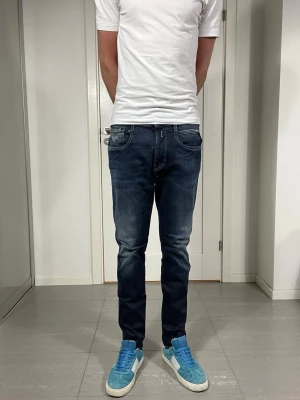 Replay Anbass Jeans - Säljer nu dessa Replay Anbass Jeans som är i bra skick bortsett från ett slitage, skriv för fler bilder/frågor🙌🏼