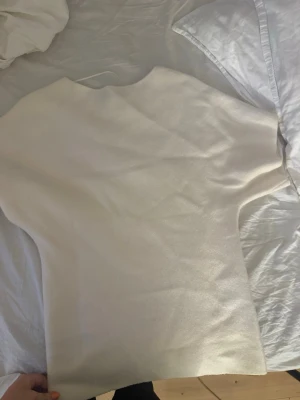 Vit kortärmad topp från Zara  - Vit stilren stickad topp från Zara som är suuuupermjuk och skön att ha på sig. I storlek S och knappt använd ❤️