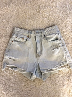 Ljusblå High Waist Jeansshorts  - Snygga och bekväma jeansshorts med hög midja. Perfekta till sommaren och enkla att matcha med olika outfits ✨Använda få gånger och i fint skick🤍Pris kan diskuteras