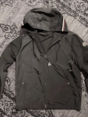Mörkgrå Moncler vindjacka  - Snygg grå vindjacka från Moncler med dragkedja, storlek L. Passar de som är 188-190cm, bra passform och grisch. 