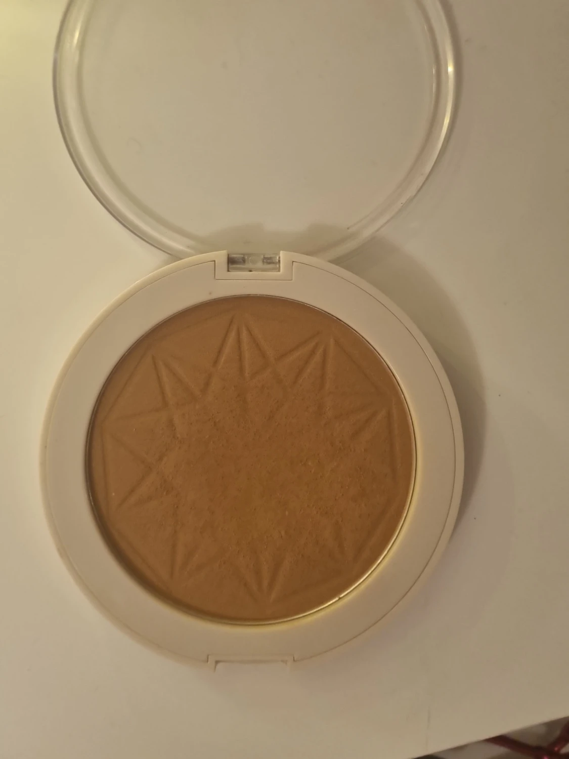 Matt bronzer i puderform med stjärnmönster - 1