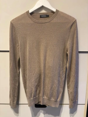 Beige merinoulltröja från Dressmann - Snygg beige tröja från Dressmann. Väldigt bra skick inga tecken på användning. Storlek S. Säljes för 299kr. Hör av er vid intresse eller frågor.