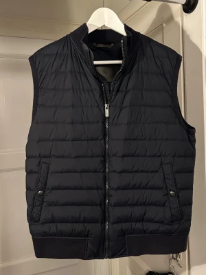 Massimo Dutti väst  - Fräsh Massimo Dutti väst perfekt till sommaren | Storlek S | I bra skick | Marinblå färg | Skriv om ni har frågor | 