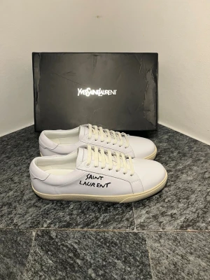Saint Laurent skor - Vita Saint Laurent skor. Helt nya! Kom privat för flera frågor!