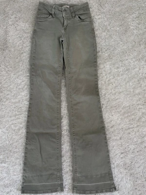 Nelly Jeans - Coola gröna lågmidjade jeans från Nelly. Storlek 32💕Jeansen har varit uppsydda och har därför en vit rand längst ner, se närmare på bild 3. Därav priset💕 Annars i väldigt bra skick!